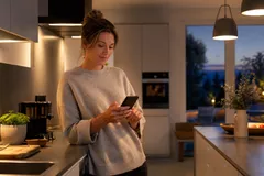 Ratgeber Dynamische Tarife: eine moderne Küche mit smarten Haushaltsgeräten am Abend.