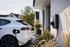 Ratgeber Wallbox & §14a: ein Elektroauto lädt an einer Wallbox.